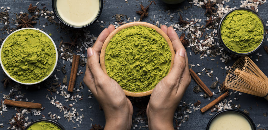 In sintesi, Matcha Slim è una bevanda a base di tè verde giapponese Matcha, ricca di antiossidanti e polifenoli che stimolano il metabolismo e aiutano a perdere peso. Grazie alla presenza di clorofilla, ha proprietà disintossicanti e può prevenire molte m